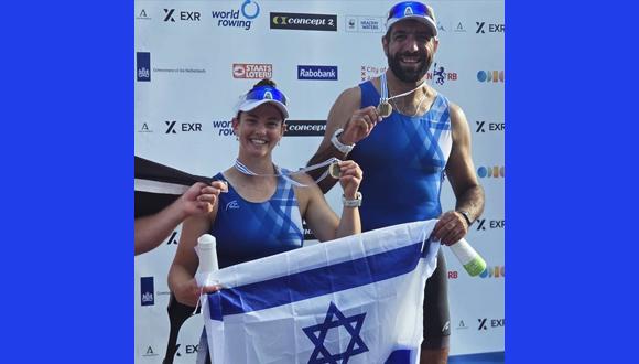 מימין: סאלח שהין ושחר מילפלדר לאחר הזכייה במדליית הארד באליפות העולם בחתירה פראלימפית