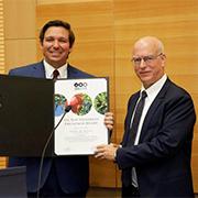 פרופ' אריאל פורת (מימין) מעניק את אות הידידות למושל פלורידה, רון דה סנטיס (צילום יהונתן צור-דובדבני)